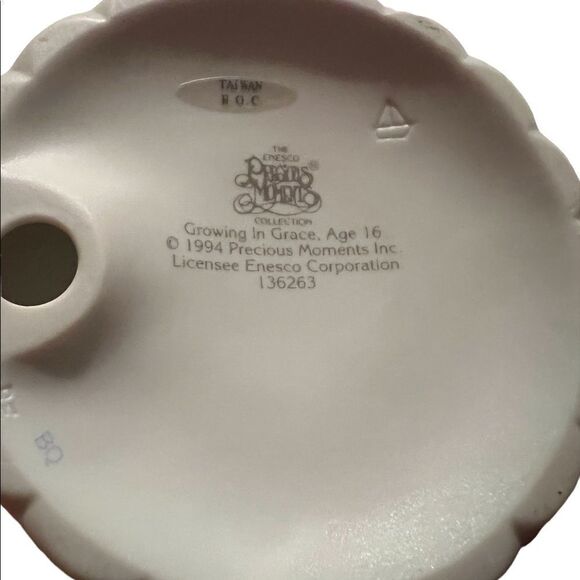 Precious Moments Growing In Grace Age 16 Figurine Girl holding Bouquet of Flowe - Picture 5 of 6